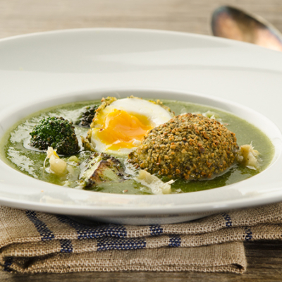 Ein Suppenteller mit Bio-Brokkoli-Suppe und gebackenem Ei.