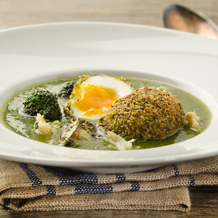 Ein Suppenteller mit Bio-Brokkoli-Suppe und gebackenem Ei.