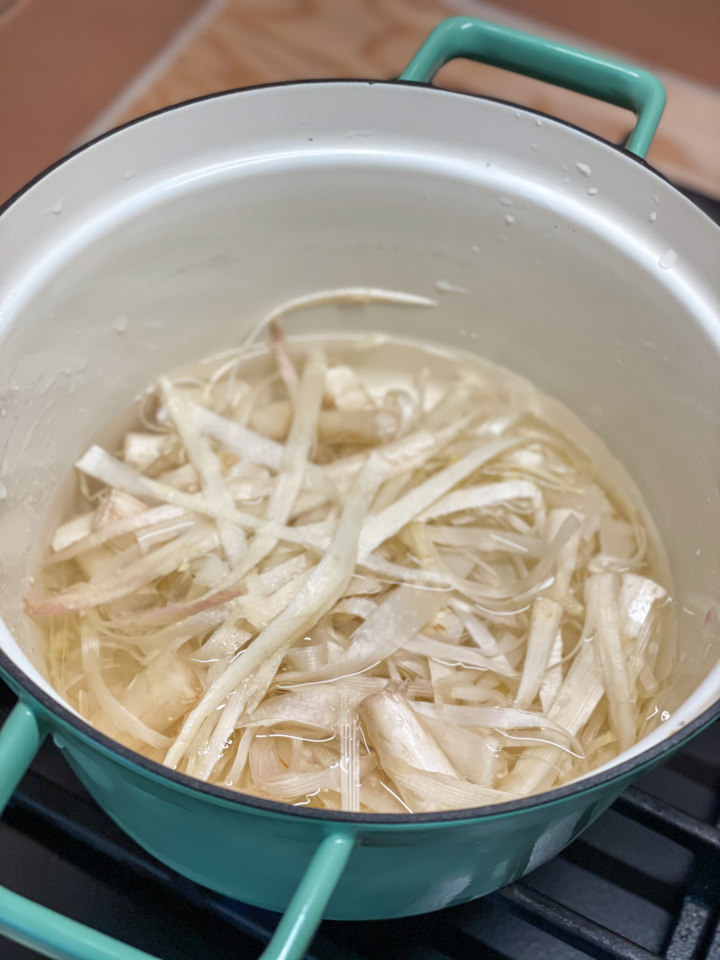 Leaf-to-Root: Sud aus Spargelschalen