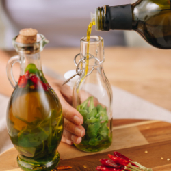 Scharf eingelegter Bio-Rucola in Öl in einer Flasche.