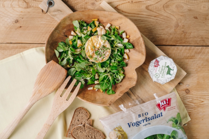 Gegrillter Camembert mit Birne-Nuss auf Vogerlsalat