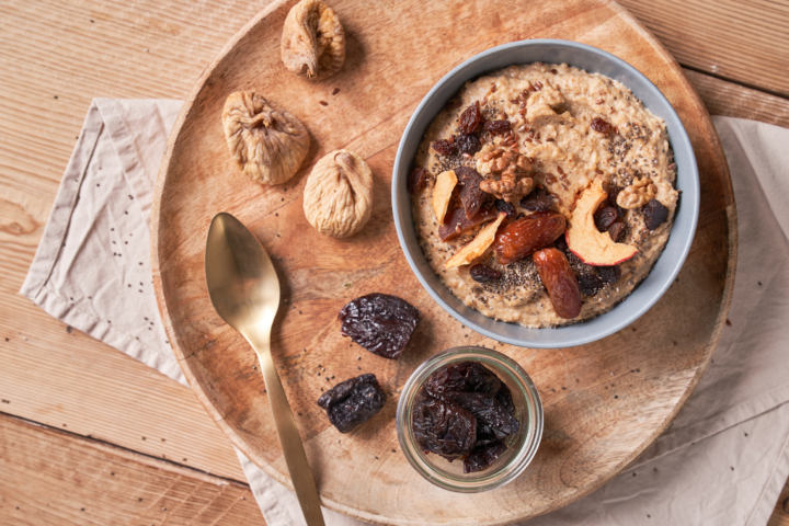 Bio-Porridge mit Trockenfrüchten