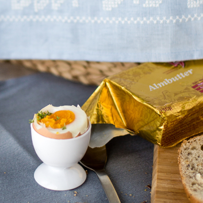 Bio-Ei im Eierbecher mit Brot, Butter.