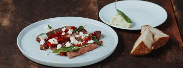 Rib Eye Steak mit Zitronen-Salbei-Butter, gegrilltem Paprika & Feta