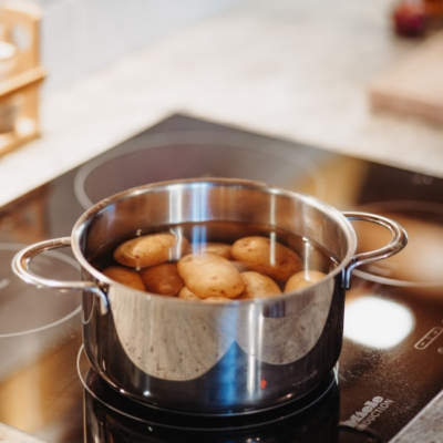 Käsekrainer mit Erdäpfel & Coleslaw Marchello