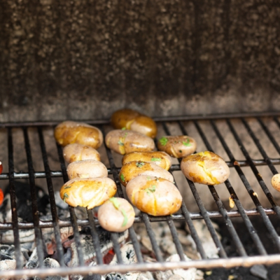 Käsekrainer mit Erdäpfel & Coleslaw Marchello