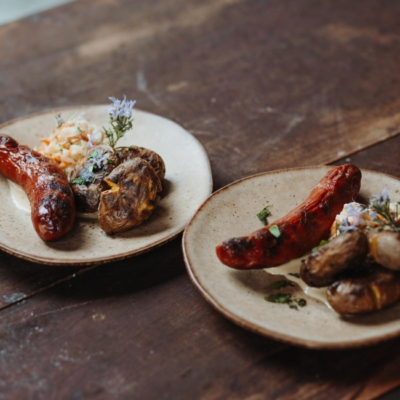 Käsekrainer mit Erdäpfel & Coleslaw Marchello