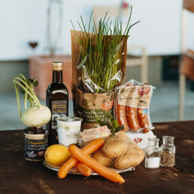 Käsekrainer mit Erdäpfel & Coleslaw Marchello