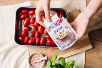 Ja! Natürlich Bio-Feta und Paradeiser auf einem Blech.