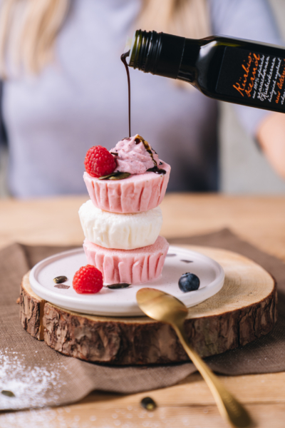 Joghurttörtchen sind übereinandergestapelt.