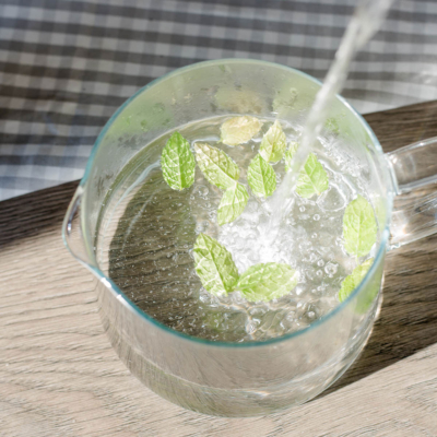 Bio-Salbei in einem Gefäß mit Wasser.