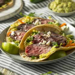 Korean-Steak-Tacos auf einem Teller.