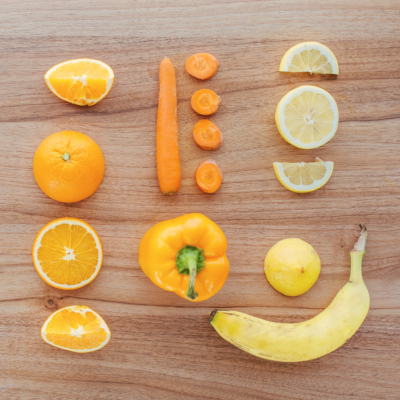 Orange-gelbes Bio-Obst und -Gemüse.