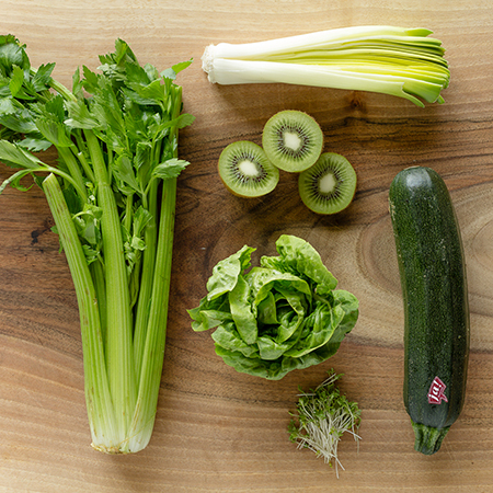 Grünes Ja! Natürlich Bio-Gemüse und Kiwis auf einem Tisch.