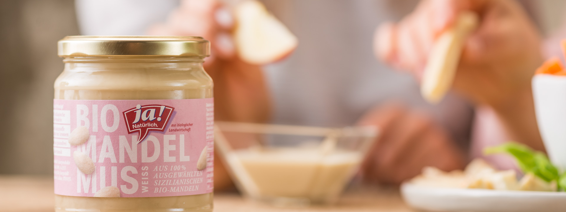 Ein Glas Ja! Natürlich Bio-Mandelmus im Vordergrund.