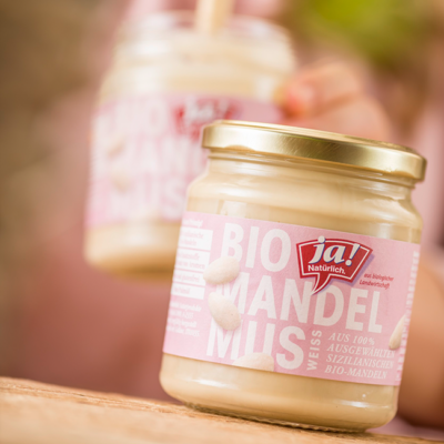 Ein Glas Ja! Natürlich Bio-Mandelmus.