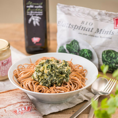 Cremige Spaghetti mit Ja! Natürlich Bio-Spinat, Mandelmus und Olivenöl.