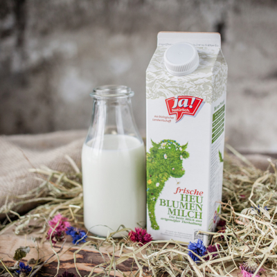 Eine Packung und eine Glasflasche Ja! Natürlich Bio-Heublumenmilch.