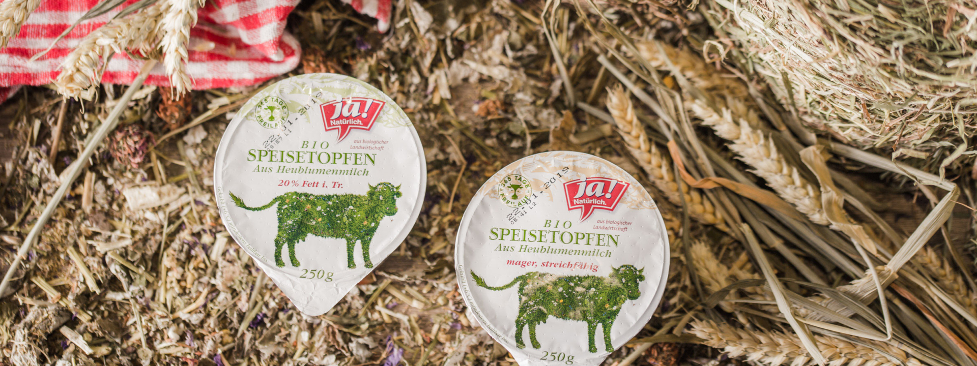 2 Packungen Ja! Natürlich Bio-Speisetopfen auf Heu.