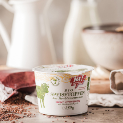 Ja! Natürlich Bio-Speisetopfen auf einem Schneidebrett.