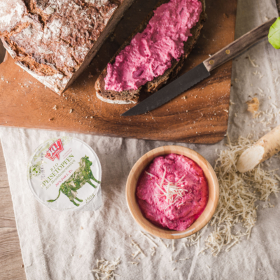 Ein Brett mit Brot und einem Aufstrich aus Ja! Natürlich Bio-Speisetopfen.