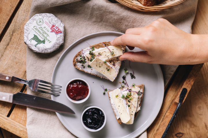 Jausenbrot mit Ziegenheumilch-Camembert und Fruchtaufstrich