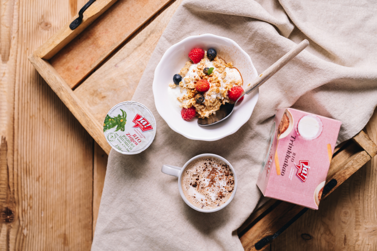 Joghurt-Bowl mit Ziegenjoghurt und Granola | Rezept – Ja! Natürlich
