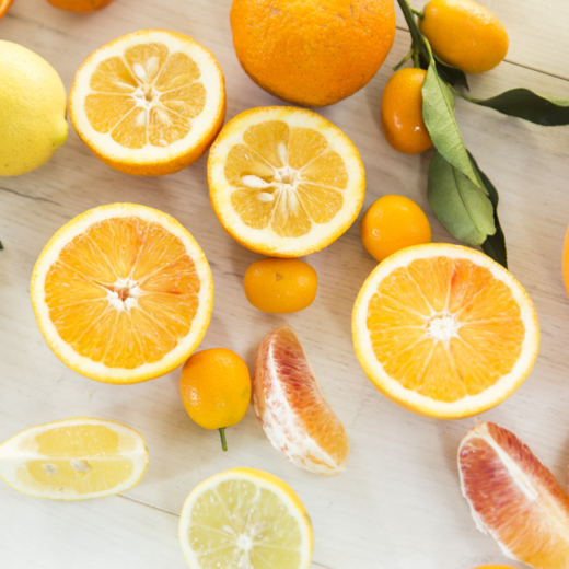 Geschnittene Bio-Zitrusfrüchte.