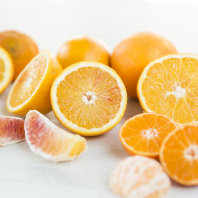 Geschnittene Bio-Zitrusfrüchte.