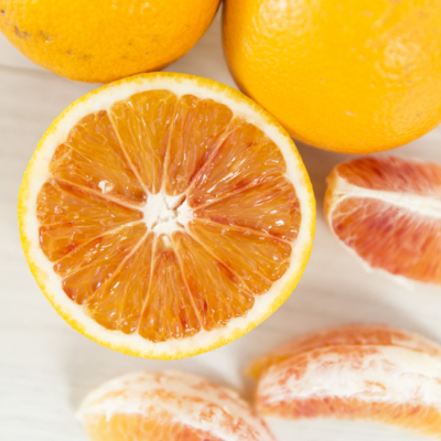 Geschnittene Bio-Zitrusfrüchte.