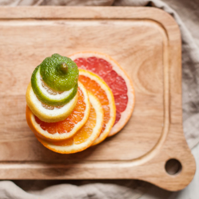 Geschnittene Bio-Zitrusfrüchte auf einem Schneidebrett.