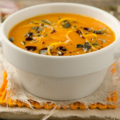 Eine Bio-Karotten-Blutorangen-Suppe in einer Schale.