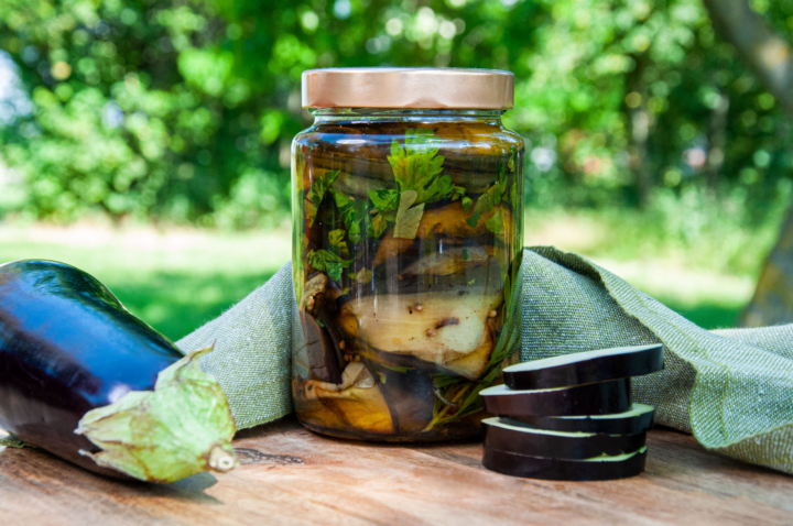 Grill-Melanzani eingelegt