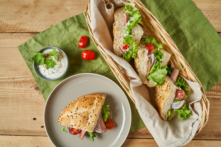 Gefülltes Fladenbrot mit Steak-Streifen und Salatmix