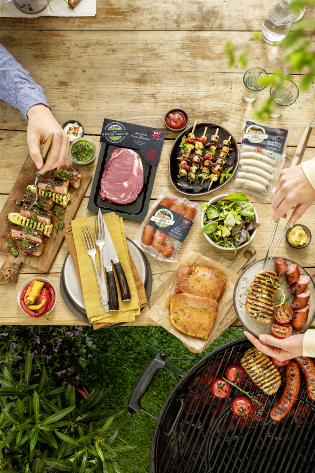 Ein Tisch voller Bio-Grillspezialitäten.