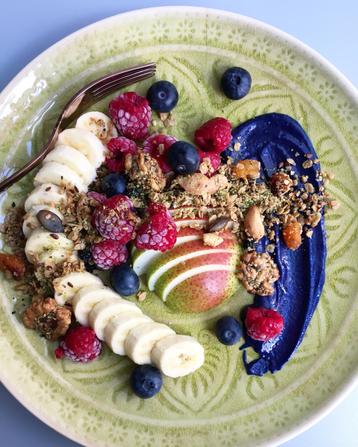 Reste-Rezept Obstteller mit Granola und blauem Thahini-Dip