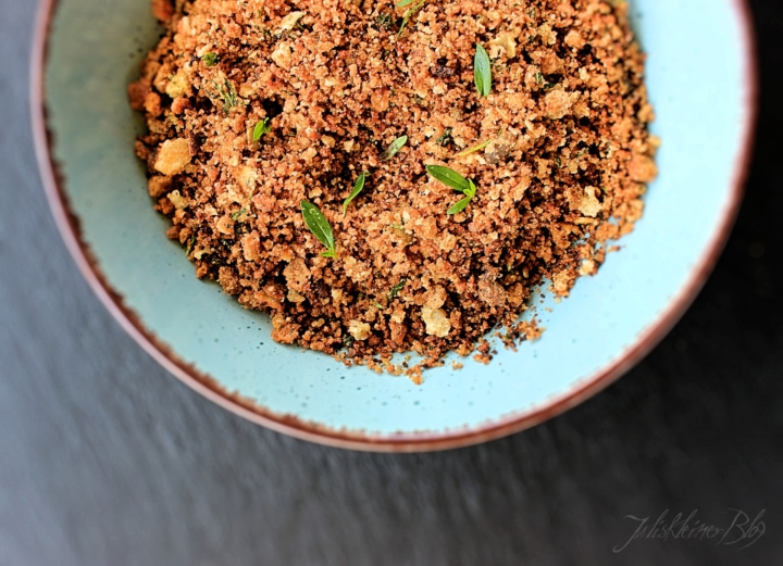 Reste-Rezept Pangritata (in Olivenöl geröstete Brösel mit Kräuter-Salz)