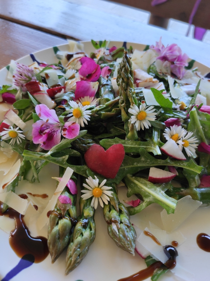 Reste-Rezept Wiesen-Salat mit Spargel & Radieschen