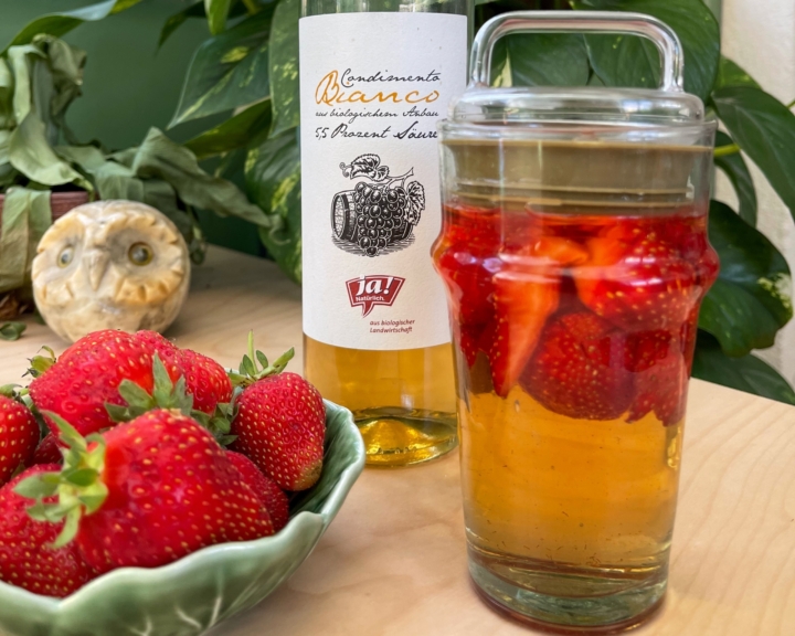 Selbstgemachter Erdbeer-Essig