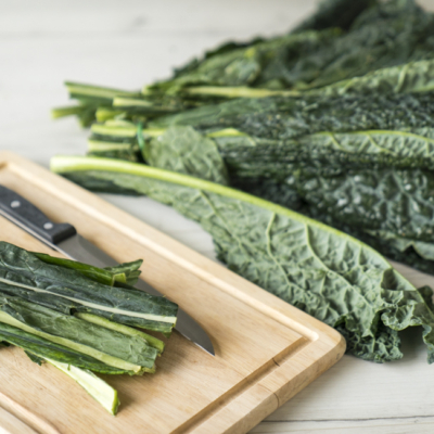 Bio-Schwarzkohl auf einem Schneidebrett.