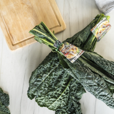 Bio-Schwarzkohl von Ja! Natürlich auf einem Schneidebrett.