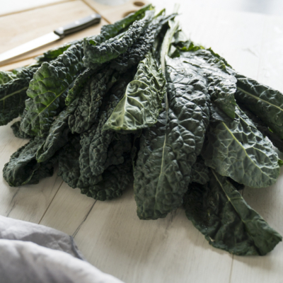 Bio-Schwarzkohl auf einem Schneidebrett.