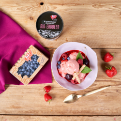 heiße Liebe Eisbecher mit Bio-Erdbeereis