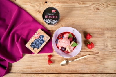 heiße Liebe Eisbecher mit Bio-Erdbeereis