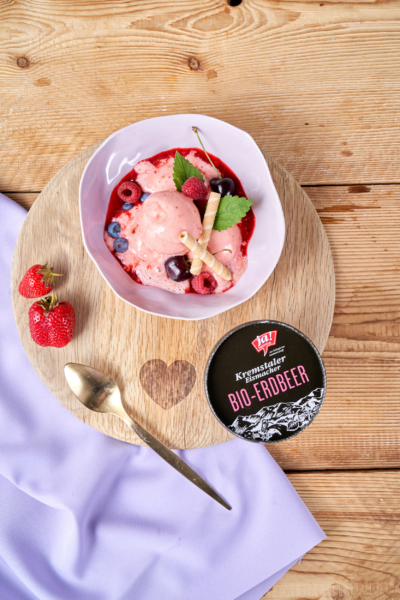 heiße Liebe Eisbecher mit Bio-Erdbeereis