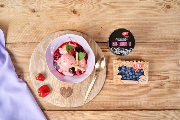 Eisbecher mit Bio-Beeren