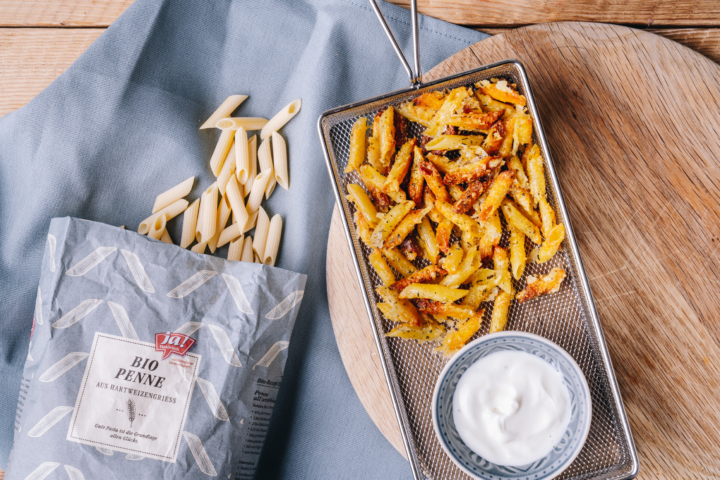 Trend Snack: Pasta-Chips mit Dip
