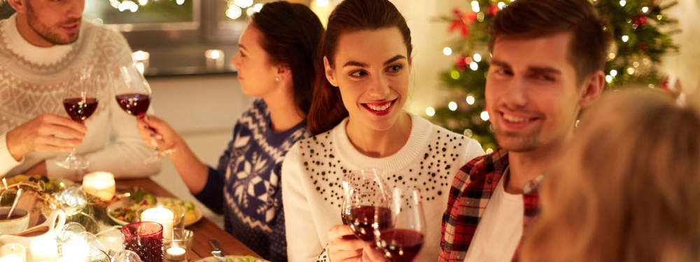 Mehrere Personen beim Anstoßen.