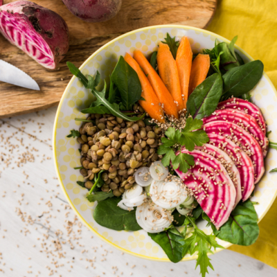 Eine Bowl mit Bio-Chioggia Rüben und weiterem Gemüse.