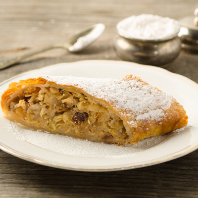 Ein Stück Bio-Apfel-Birnenstrudel auf einem Teller.